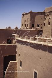 Image du Maroc Professionnelle de  La Kasbah de Taourirt fut édifiée au 17ème siècle par la tribu des Glaoui, située sur une colline au centre urbain de la ville d'Ouarzazate, cette remarquable ancienne bâtisse en pisé parfaitement conservée est l'une des plus belles constructions architecturales de la ville. La Kasbah qui ressemble à un grand château de sable incrusté dans le désert, fait partie du circuit touristique, elle a été classé Patrimoine Mondiale de l’Unesco. Ce véritable joyau de Ouarzazate permet au visiteur de découvrir l’intérieur d’une ksar où résident souvent la population berbères du sud du Maroc. Photo datant du Samedi 23 Août 1997. (Photo / Abdeljalil Bounhar)